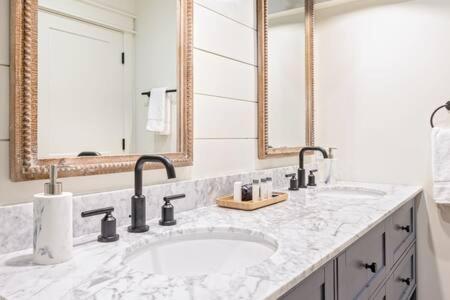 Downtown Luxury Farmhouse Apartment #4 West Dundee ภายนอก รูปภาพ