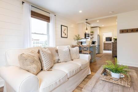 Downtown Luxury Farmhouse Apartment #4 West Dundee ภายนอก รูปภาพ