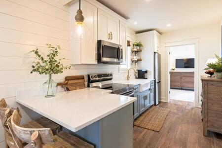 Downtown Luxury Farmhouse Apartment #4 West Dundee ภายนอก รูปภาพ